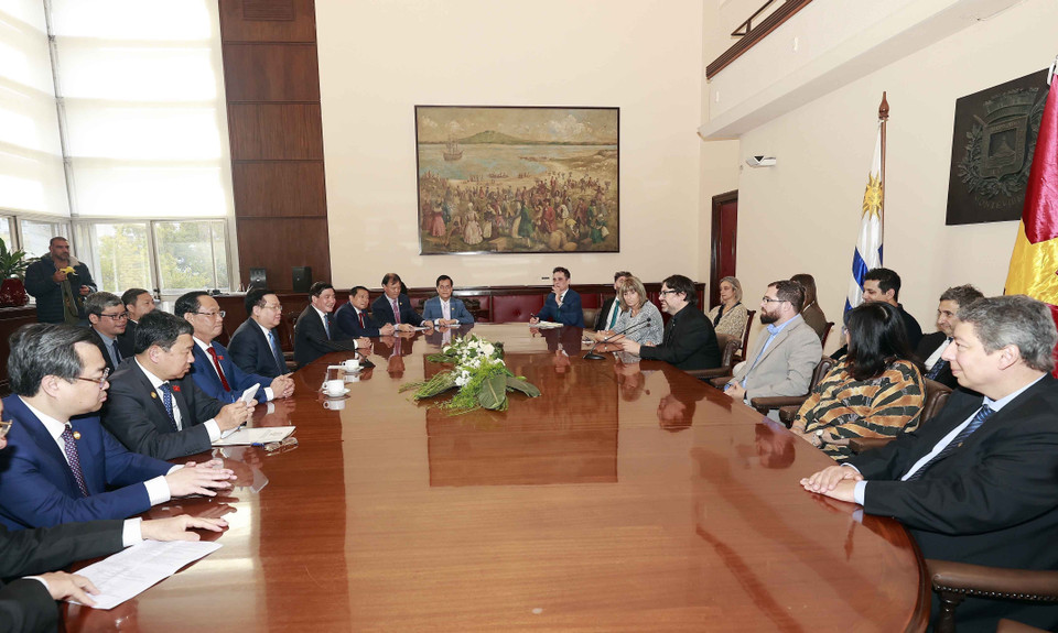 Chủ tịch Quốc hội Vương Đình Huệ tiếp Quyền Thị trưởng thành phố Montevideo Mauricio Zunino. (Ảnh: Doãn Tấn/TTXVN)