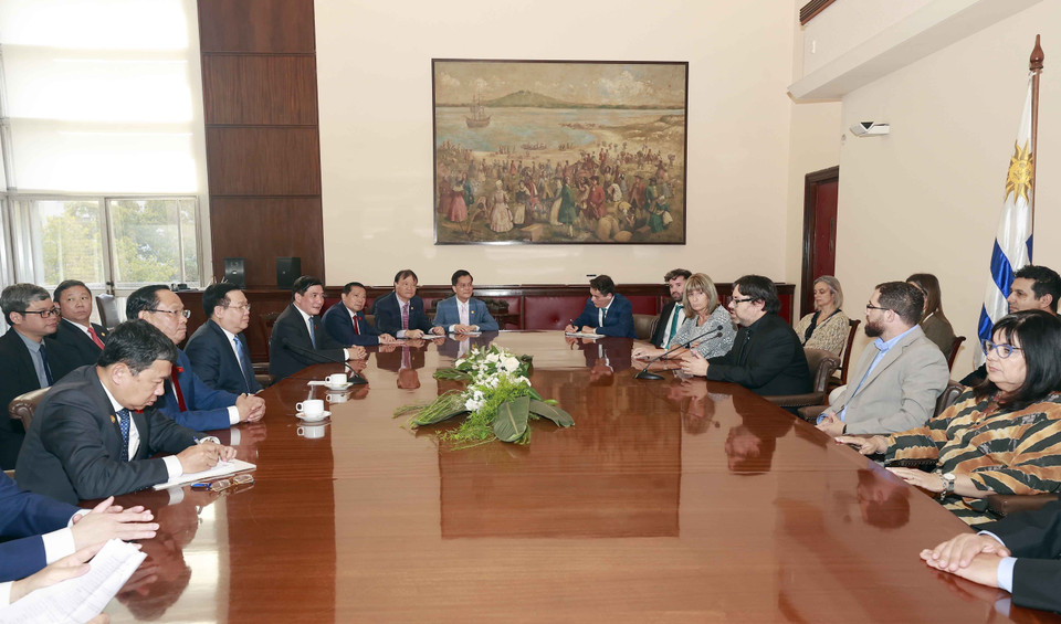 Chủ tịch Quốc hội Vương Đình Huệ tiếp Quyền Thị trưởng thành phố Montevideo Mauricio Zunino. (Ảnh: Doãn Tấn/TTXVN)