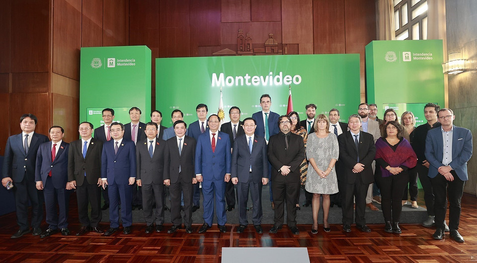 Chủ tịch Quốc hội Vương Đình Huệ với đại biểu. (Ảnh: Doãn Tấn/TTXVN)