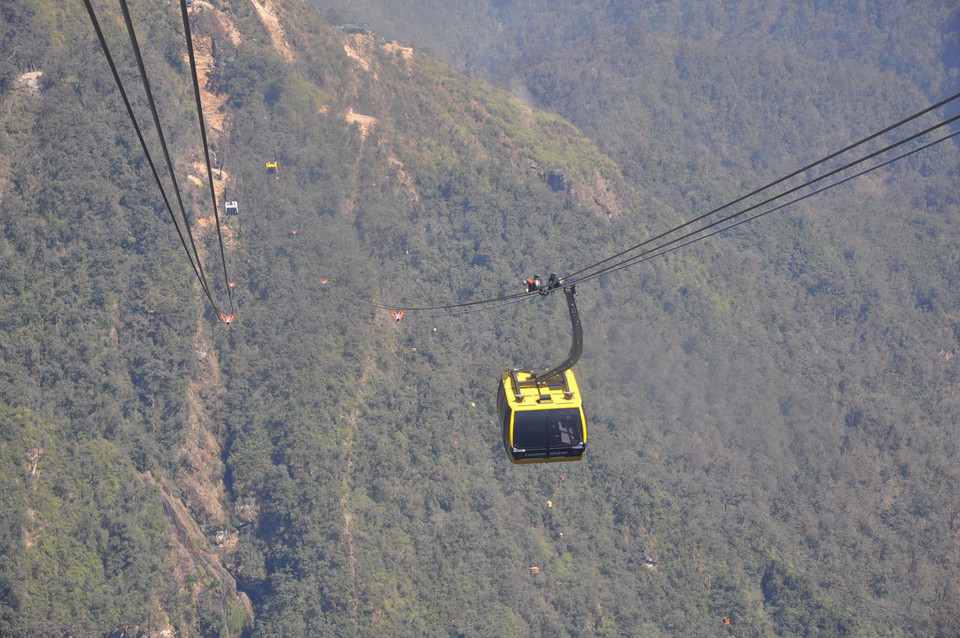 Hệ thống cáp treo ba dây hiện đại nhất thế giới Fansipan-Sapa. (Ảnh: Hồng Ninh/TTXVN)