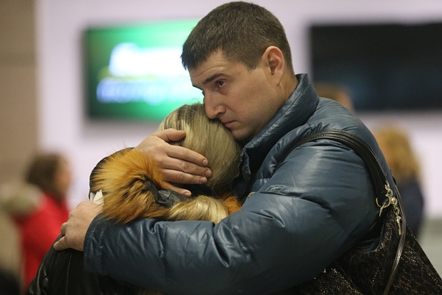 Nhiều người lo sợ điều tồi tệ có thể xảy ra với người thân của họ trên chiếc máy bay gặp nạn. (Ảnh: ITAR-TASS)