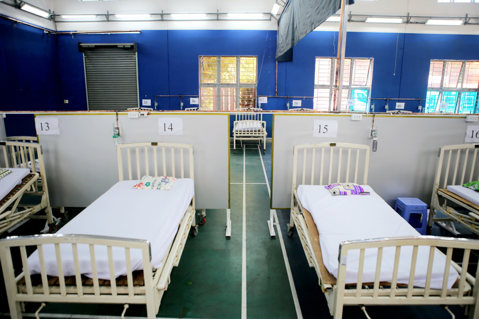 Giường bệnh chăm sóc đặc biệt được chuyển đổi từ các phòng học, khu sinh hoạt tập thể của Trường THPT Phú Nhuận. (Ảnh: Thành Chung/TTXVN)