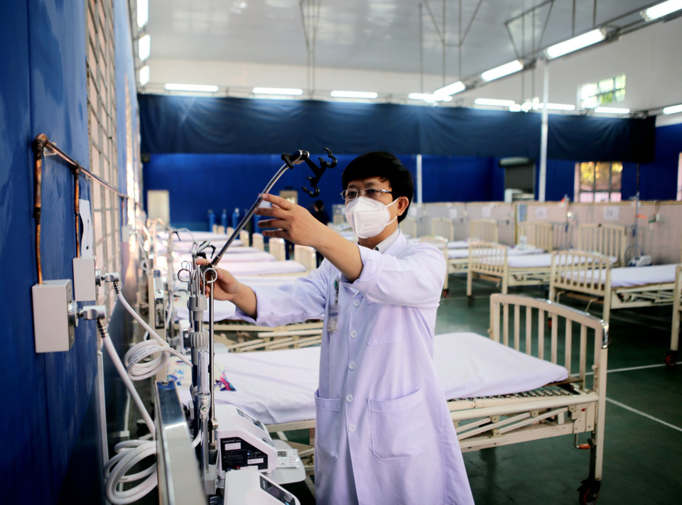 Kiểm tra các trang thiết bị trong khu chăm sóc đặc biệt. (Ảnh: Thành Chung/TTXVN)