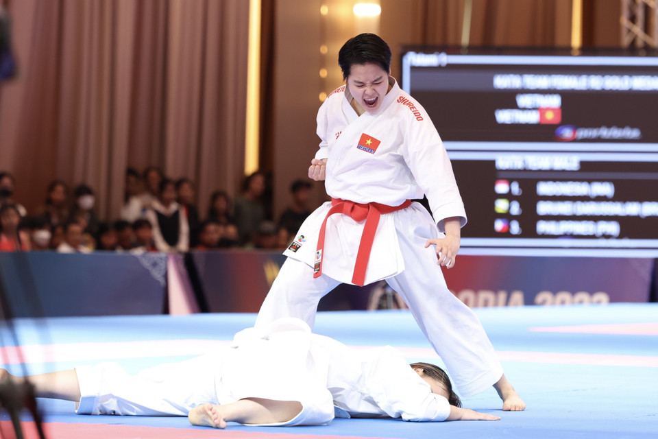 Các VĐV Việt Nam thi chung kết nội dung Kata (quyền biểu diễn) đồng đội nữ. (Ảnh: Minh Quyết/TTXVN)