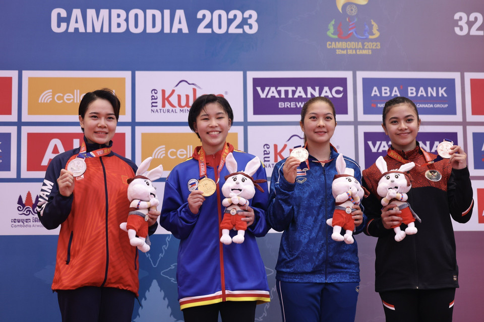 Các VĐV nhận huy chương nội dung Kata đơn nữ. VĐV Nguyễn Thị Phương (ngoài cùng, bên trái) giành HCB. (Ảnh: Minh Quyết/TTXVN)