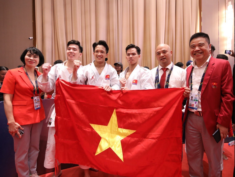 Đội tuyển Karate Việt Nam giành HCV nội dung Kata đồng đội nam. (Ảnh: Minh Quyết/TTXVN)