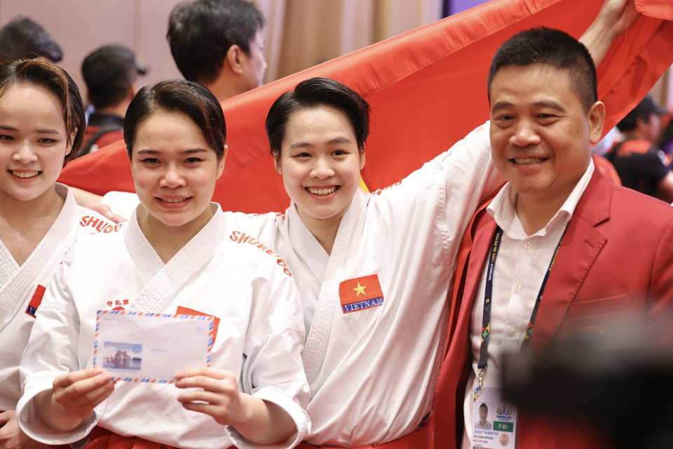 Ngay sau trận chung kết giành HCV Kata đồng đội nữ, các VĐV đã nhận thưởng nóng từ ông Vũ Sơn Hà, lãnh đạo đội tuyển karate Việt Nam, đồng thời là Chủ tịch Liên đoàn Karate Đông Nam Á. (Ảnh: Minh Quyết/TTXVN)