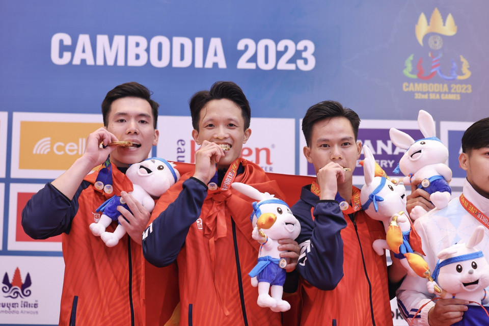 3 nam VĐV đội tuyển Karate Việt Nam (Phạm Minh Đức, Giang Việt Anh, Lê Hồng Phúc) vui mừng với tấm HCV nội dung Kata đồng đội nam. (Ảnh: Minh Quyết/TTXVN)