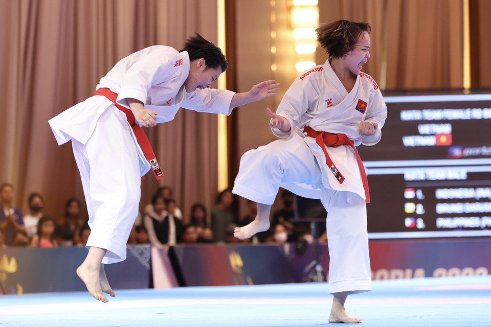 Các VĐV Việt Nam thi chung kết nội dung Kata (quyền biểu diễn) đồng đội nữ. (Ảnh: Minh Quyết/TTXVN)