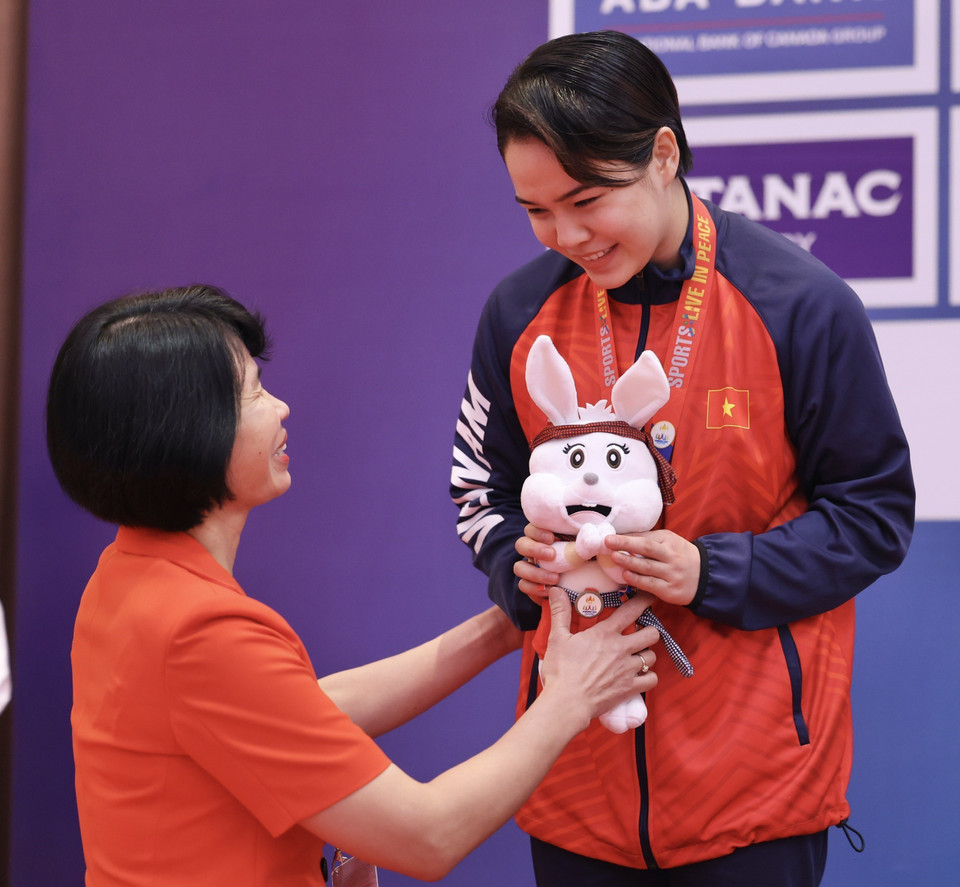 Đại diện Ban tổ chức trao HCB nội dung Kata đơn nữ cho VĐV Nguyễn Thị Phương. (Ảnh: Minh Quyết/TTXVN)