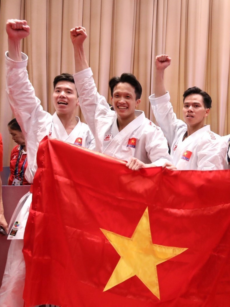 3 nam VĐV Đội tuyển Karate Việt Nam (Phạm Minh Đức, Giang Việt Anh, Lê Hồng Phúc) xuất sắc giành HCV nội dung Kata đồng đội nam với thành tích 41 điểm. (Ảnh: Minh Quyết/TTXVN)