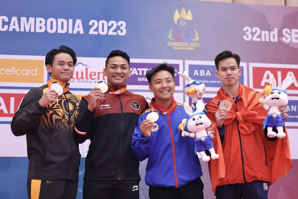 Các VĐV nhận huy chương nội dung Kata đơn nam. VĐV Phạm Minh Đức nhận HCĐ. (Ảnh: Minh Quyết/TTXVN)