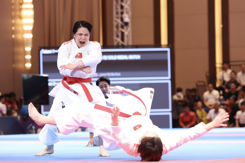 Các VĐV Việt Nam thi chung kết nội dung Kata (quyền biểu diễn) đồng đội nữ. (Ảnh: Minh Quyết/TTXVN)