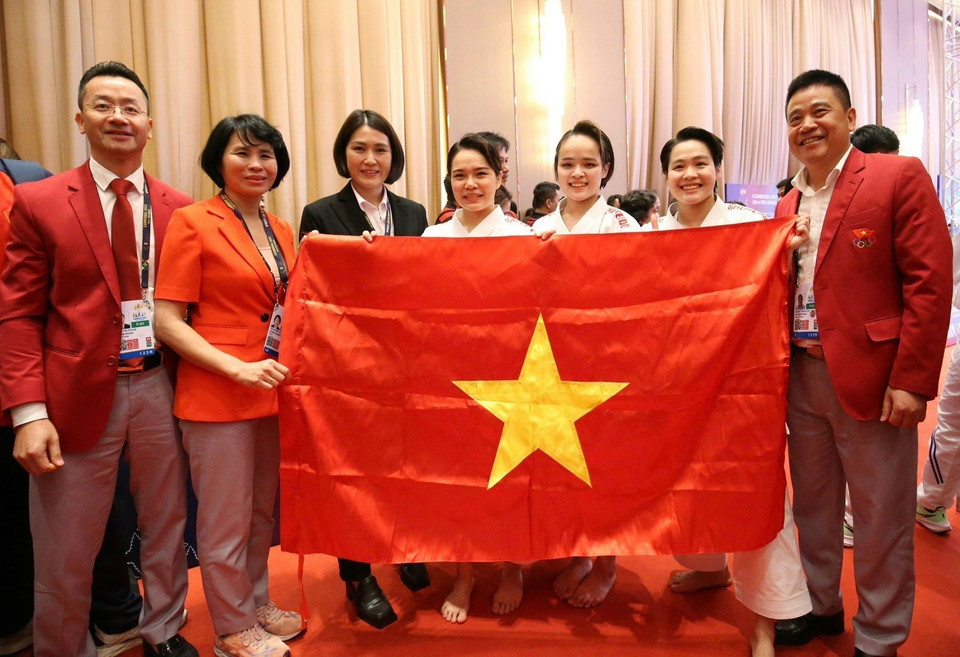 3 nữ VĐV đội tuyển Karate Việt Nam (Lưu Thị Thu Uyên, Nguyễn Ngọc Trâm, Nguyễn Thị Phương) giành HCV nội dung Kata đồng đội nữ với thành tích 41,1 điểm. (Ảnh: Minh Quyết/TTXVN)