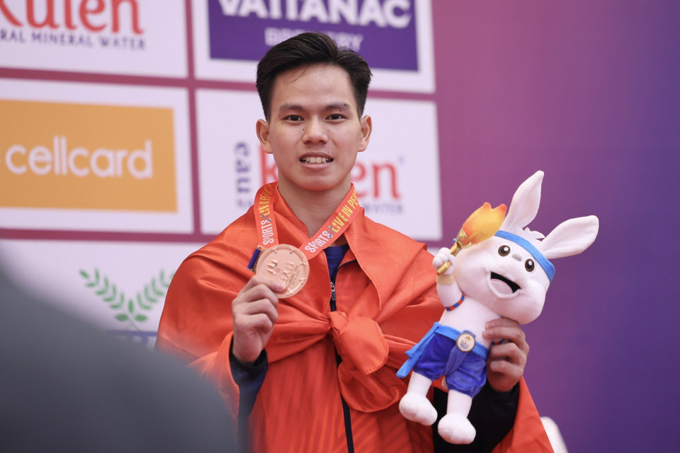 VĐV Phạm Minh Đức nhận HCĐ nội dung Kata đơn nam. (Ảnh: Minh Quyết/TTXVN)