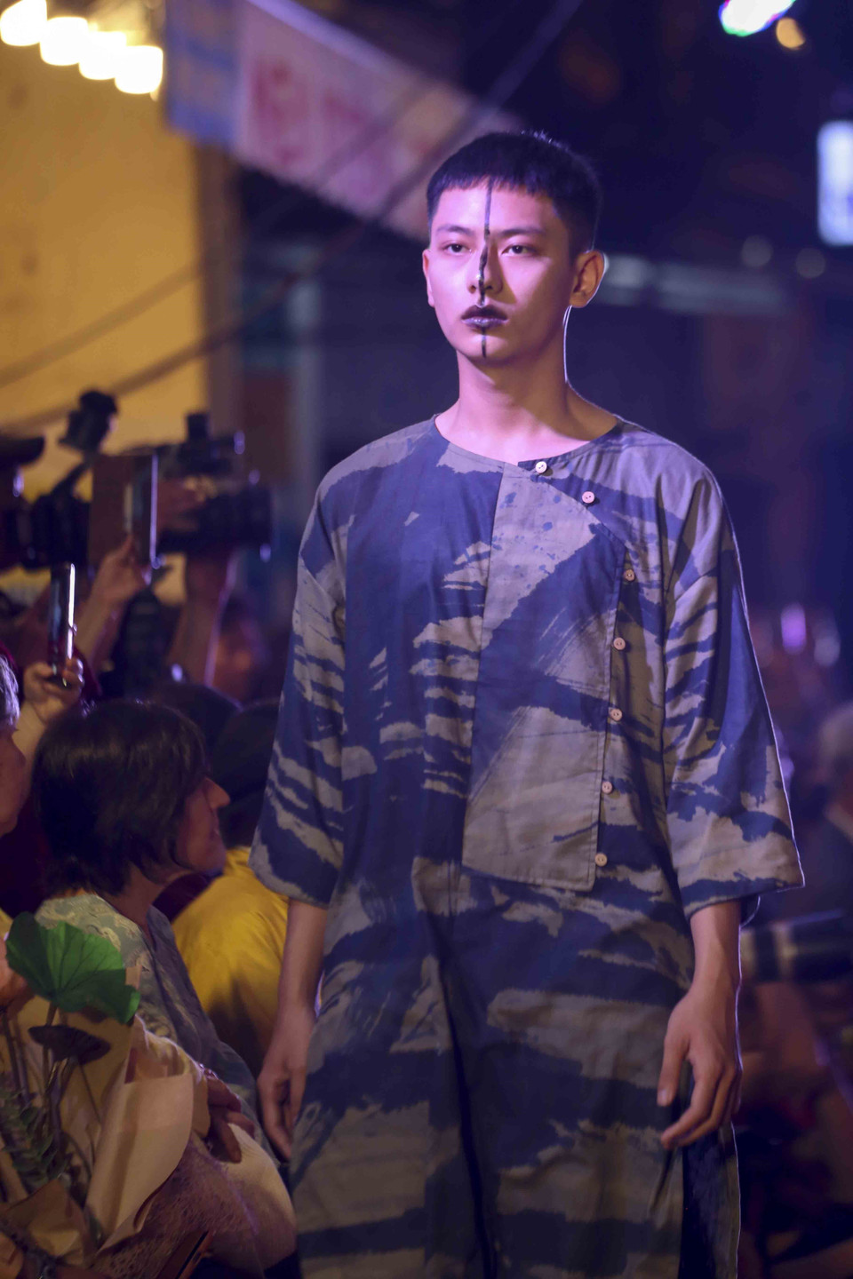 Trang phục trong bộ sưu tập thời trang của nữ họa sĩ Trần Thu. (Ảnh: Tuấn Đức/TTXVN)