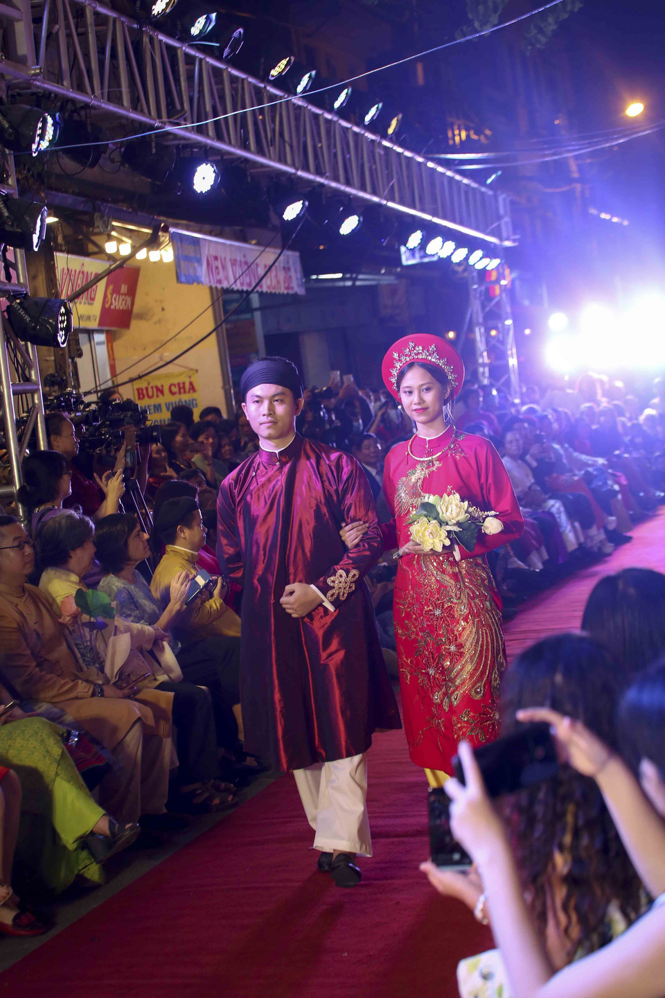 Tiết mục trình diễn áo dài tại chương trình. (Ảnh: Tuấn Đức/TTXVN)