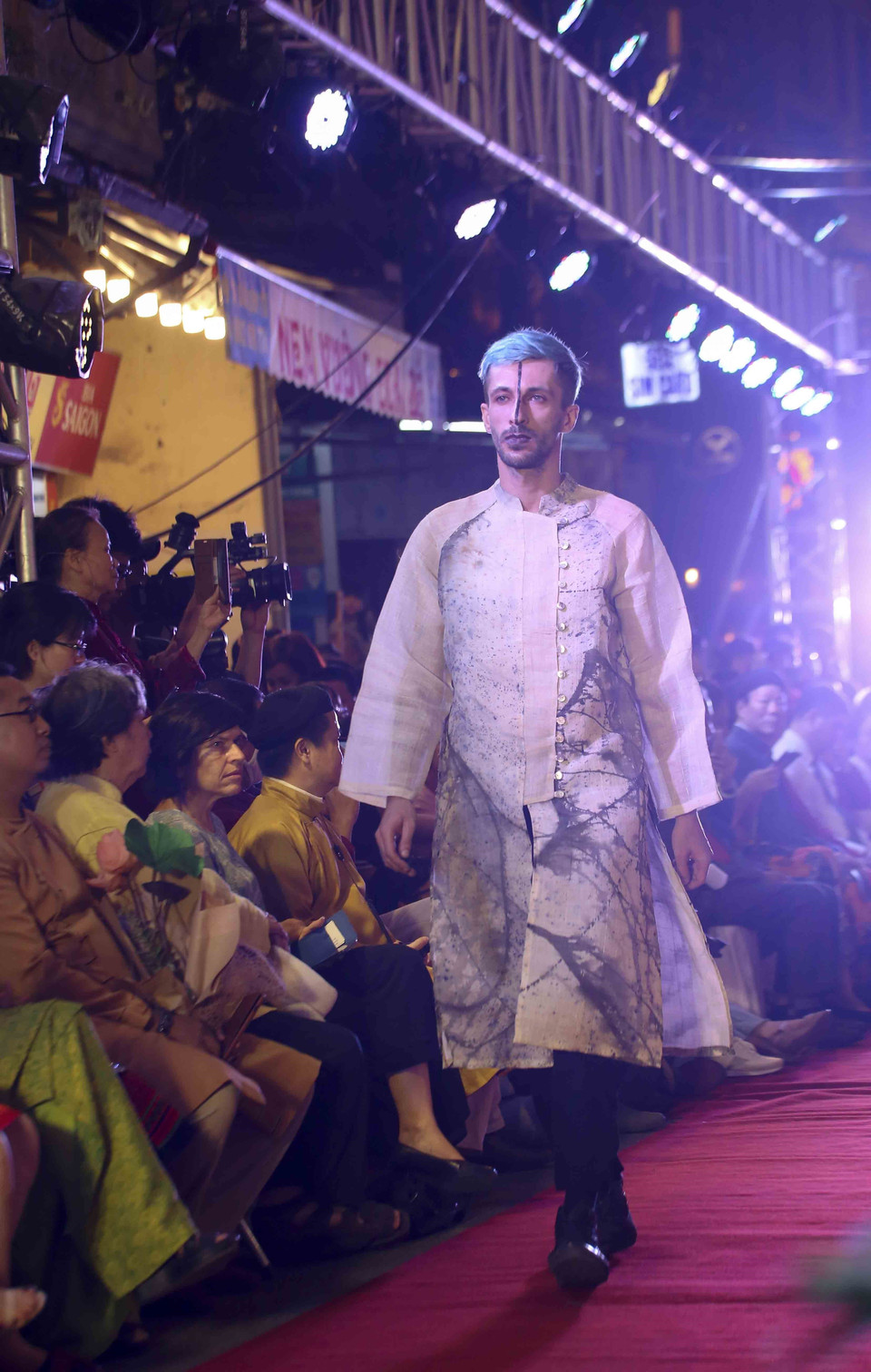 Trang phục trong bộ sưu tập thời trang của nữ họa sĩ Trần Thu. (Ảnh: Tuấn Đức/TTXVN)