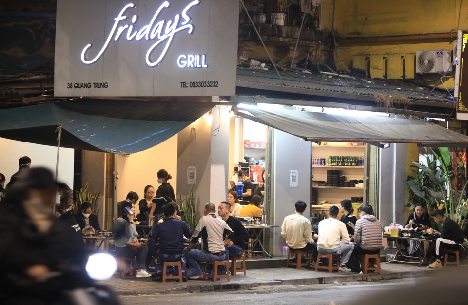 Một quán trên phố Quang Trung khách ngồi trên vỉa hè, không đủ giãn cách cần thiết, tiềm ẩn nhiều nguy cơ trong việc phòng dịch COVID-19. (Ảnh: Hoàng Hiếu/TTXVN)