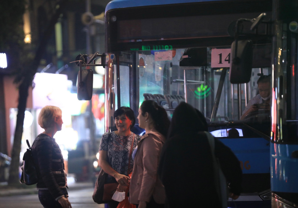 Một nhóm du khách không đeo khẩu trang tại khu vực Hồ Gươm tối 16/1. (Ảnh: Hoàng Hiếu/TTXVN)