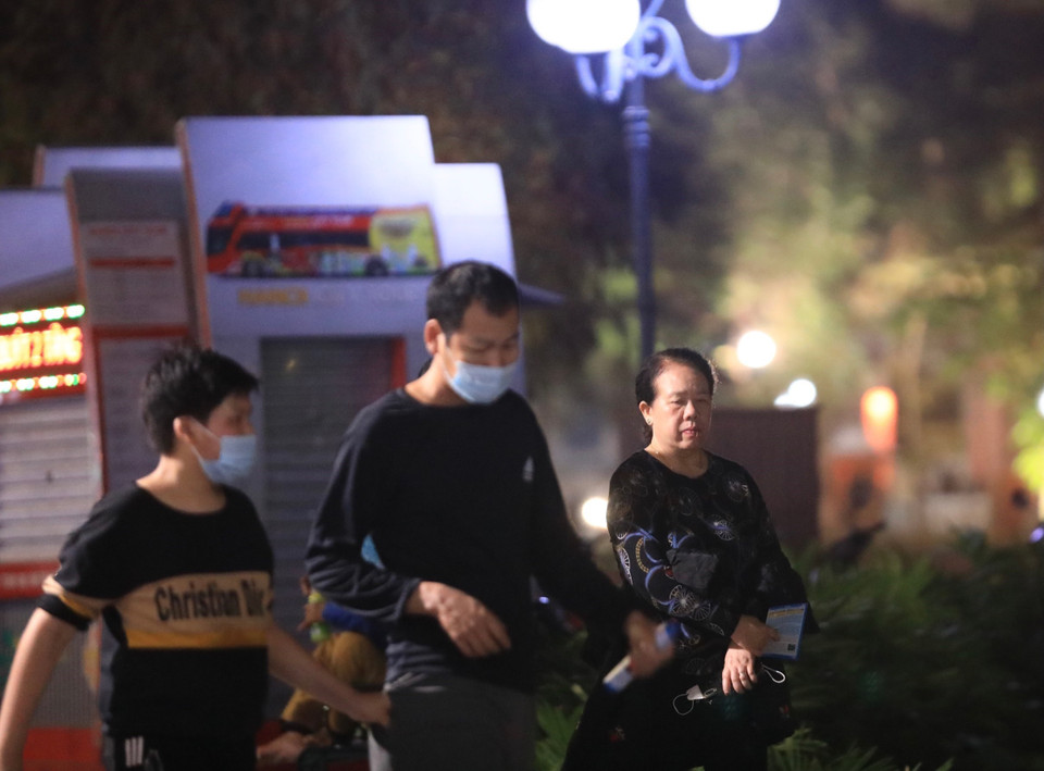 Một người dân không đeo khẩu trang khi có mặt tại khu vực ven Hồ Gươm tối 16/1. (Ảnh: Hoàng Hiếu/TTXVN)
