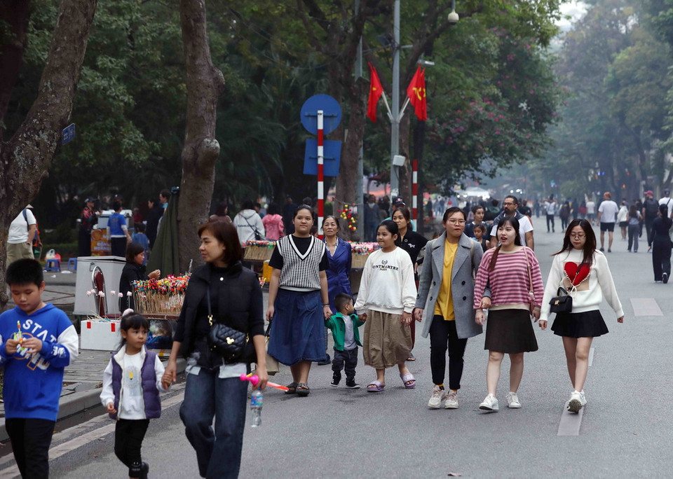 Người dân thủ đô vui chơi tại không gian phố đi bộ hồ Hoàn Kiếm. (Ảnh: Phạm Kiên/TTXVN)