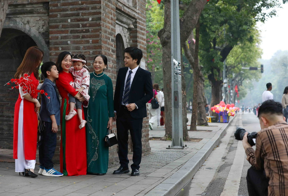 Người dân thủ đô vui chơi tại không gian phố đi bộ hồ Hoàn Kiếm trong ngày đầu kỳ nghỉ Tết Dương lịch 2024. (Ảnh: Phạm Kiên/TTXVN)