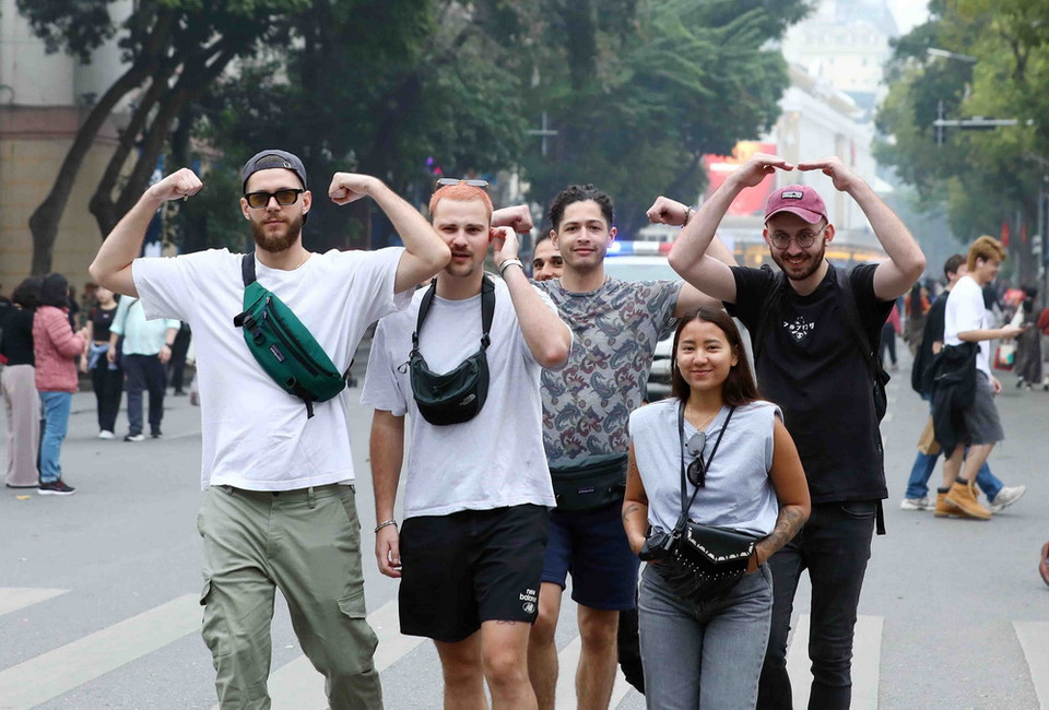 Du khách quốc tế vui chơi tại không gian phố đi bộ hồ Hoàn Kiếm. (Ảnh: Phạm Kiên/TTXVN)