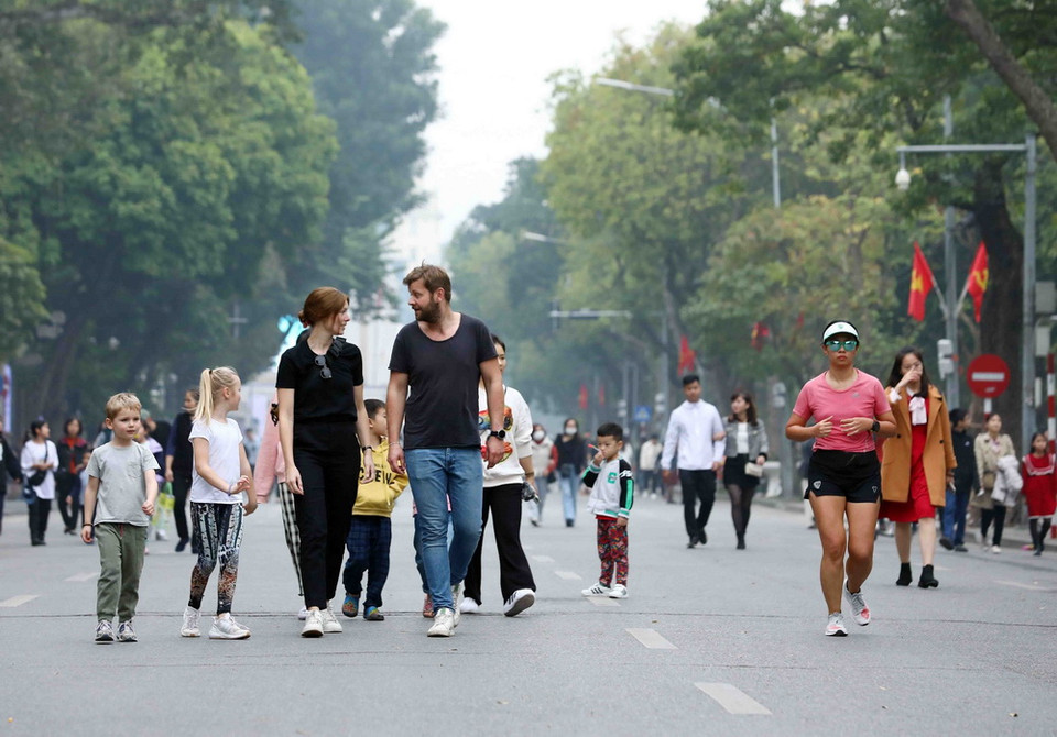 Người dân Thủ đô và du khách quốc tế vui chơi tại không gian phố đi bộ hồ Hoàn Kiếm. (Ảnh: Phạm Kiên/TTXVN)