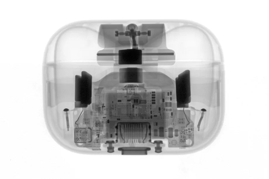 Các bộ phận trong cục sạc của Airpods Pro dưới máy X-quang. (Ảnh: iFixit)