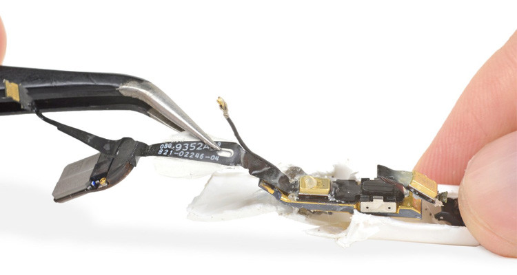 Toàn bộ “ruột gan” của tai nghe Airpods Pro. (Ảnh: iFixit)