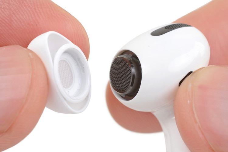 Airpods Pro có phần nút cao su không giống bất cứ loại tai nghe nào trên thị trường. (Ảnh: iFixit)