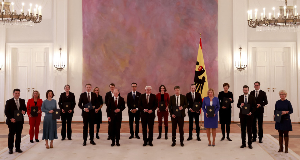 Tổng thống Đức Frank-Walter Steinmeier (giữa) và tân Thủ tướng Olaf Scholz chụp ảnh với các thành viên nội các mới ở Berlin, Đức, ngày 8/12/2021. (Ảnh: AFP/TTXVN)