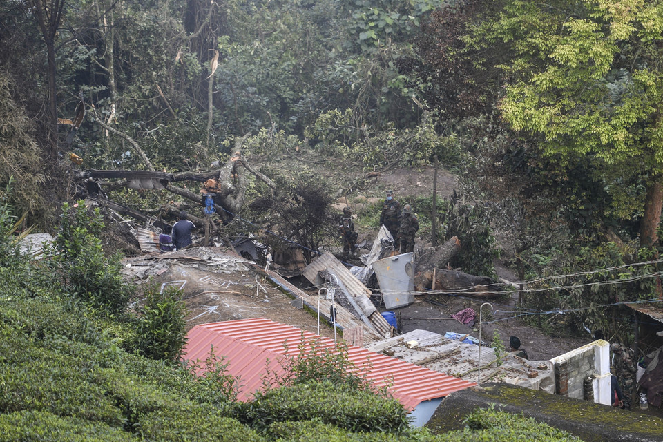 Hiện trường vụ rơi máy bay trực thăng Mi-17V5 ở Ấn Độ ngày 8/12/2021 làm 13 người thiệt mạng trong đó có hai vợ chồng Tổng tham mưu trưởng các lực lượng vũ trang Ấn Độ, Tướng Bipin Rawat. (Ảnh: AFP/TTXVN)