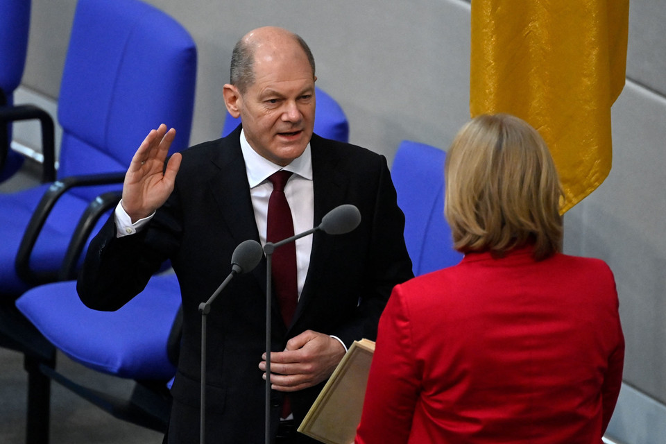Ông Olaf Scholz (trái) tuyên thệ nhậm chức Thủ tướng Đức tại Berlin ngày 8/12/2021. (Ảnh: AFP/TTXVN)