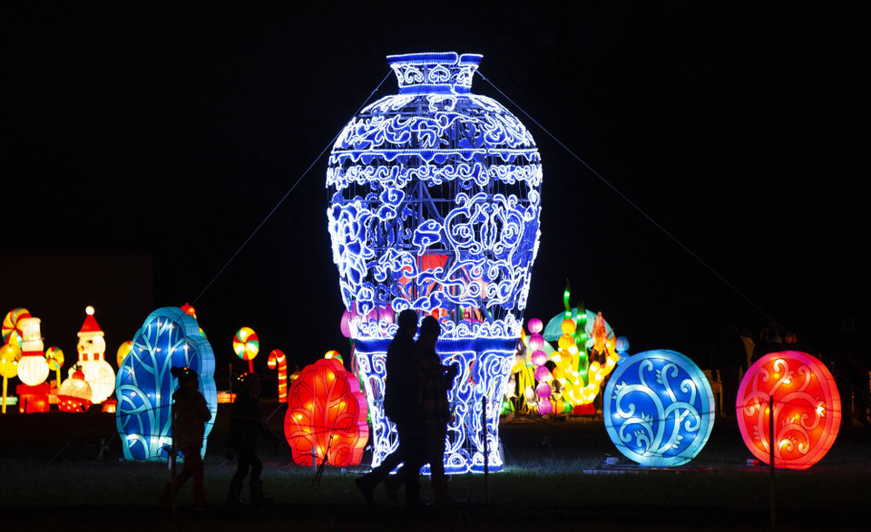 Hơn 30 tác phẩm nghệ thuật lung linh được thắp sáng bằng đèn LED dọc con đường dài 1,2km. (Ảnh: THX/TTXVN)