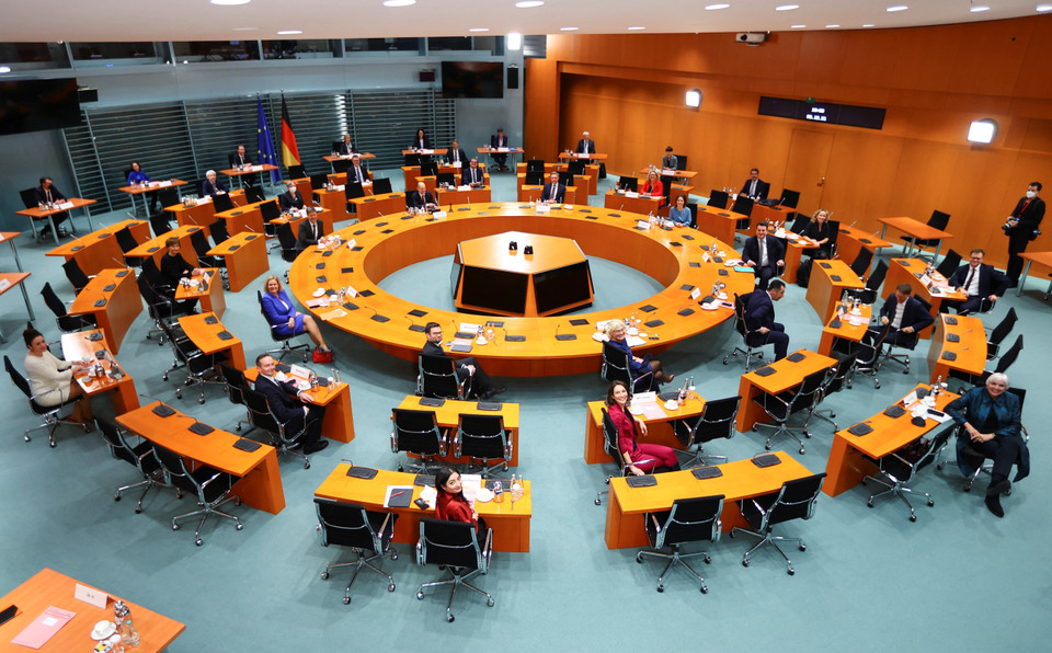 Thủ tướng Đức Olaf Scholz (giữa, phía xa) chủ trì cuộc họp đầu tiên của nội các mới tại Berlin, Đức, ngày 8/12/2021. (Ảnh: AFP/TTXVN)