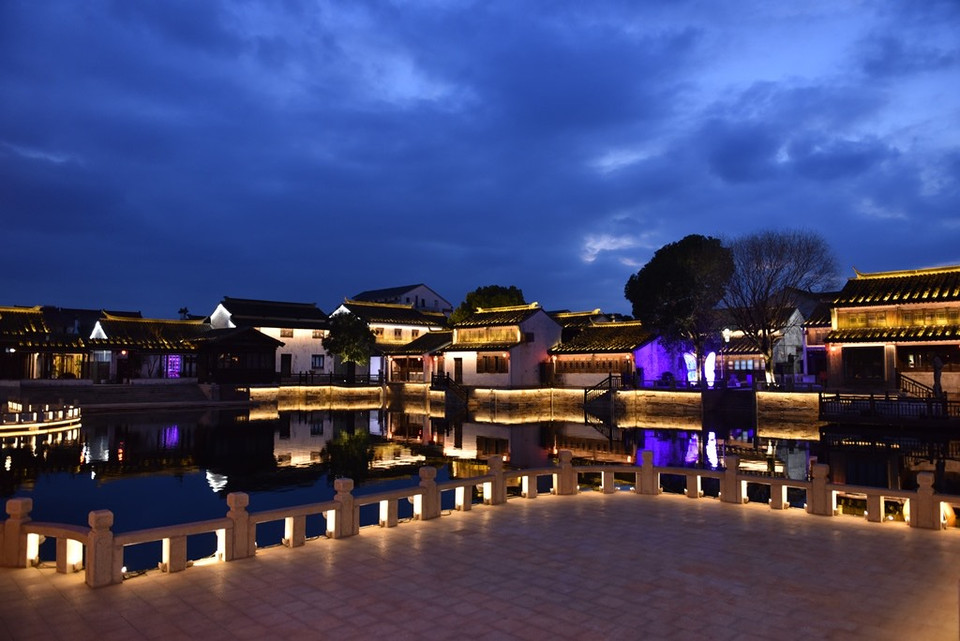 Cổ trấn Đãng Khẩu buổi tối với những ngôi nhà cổ lung linh trong ánh đèn hai bên bờ sông Bắc Thương. (Ảnh: Tiến Trung-Thành Dương/Vietnam+)