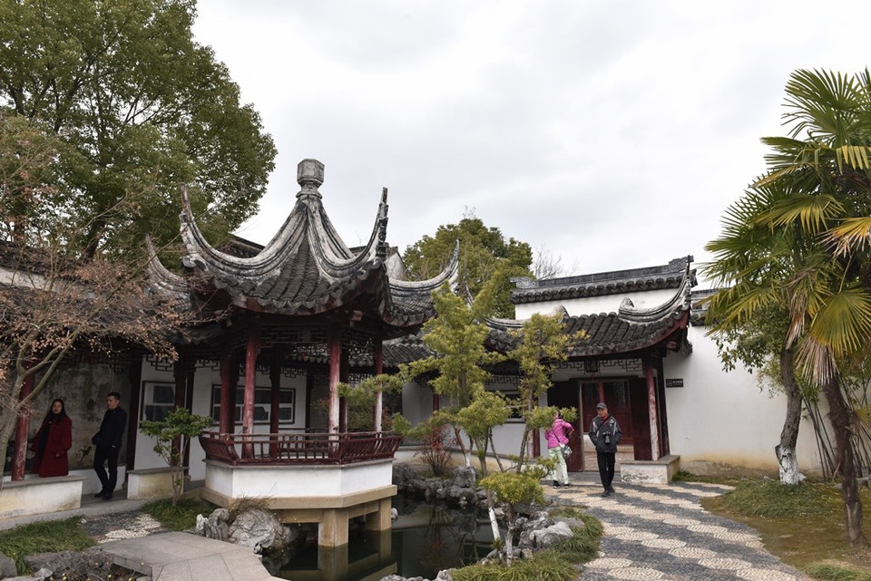 Du khách tham quan khuôn viên bên trong một ngôi nhà cổ ở Đãng Khẩu. (Ảnh: Tiến Trung-Thành Dương/Vietnam+)