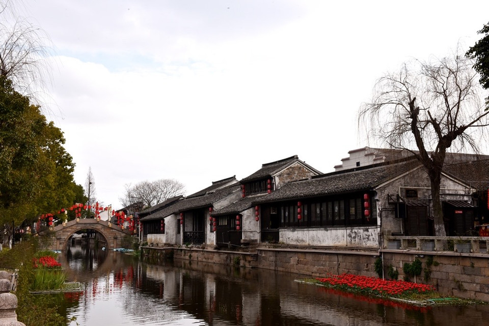 Những ngôi nhà cổ bên bờ sông Bắc Thương. (Ảnh: Tiến Trung-Thành Dương/Vietnam+)