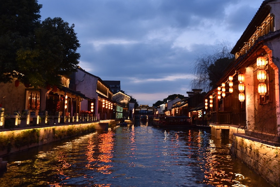 Cổ trấn Đãng Khẩu buổi tối với những ngôi nhà cổ lung linh trong ánh đèn hai bên bờ sông Bắc Thương. (Ảnh: Tiến Trung-Thành Dương/Vietnam+)