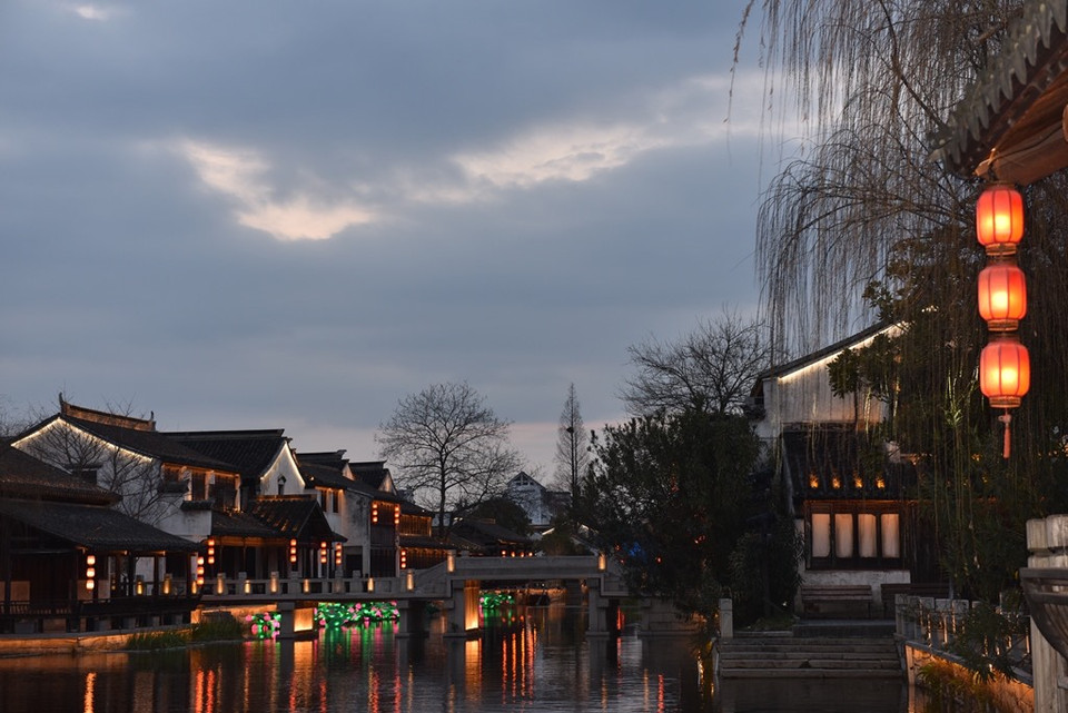 Những ngôi nhà cổ bên bờ sông Bắc Thương. (Ảnh: Tiến Trung-Thành Dương/Vietnam+)