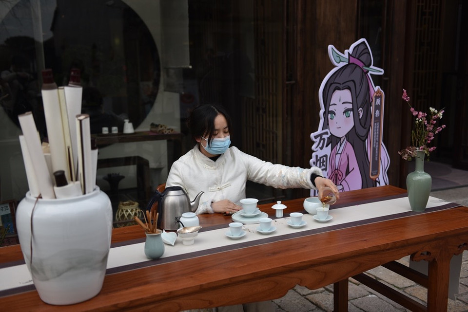 Một nữ nghệ nhân trà đạo đang giới thiệu văn hóa trà đạo Trung Quốc ở cổ trấn. (Ảnh: Tiến Trung-Thành Dương/Vietnam+)