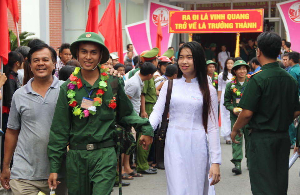 Người thân tiễn các thanh niên thành phố Vị Thanh (Hậu Giang) lên đường nhập ngũ. (Ảnh: Xuân Dự/TTXVN)