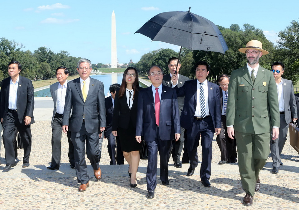 Chủ tịch Quốc hội Nguyễn Sinh Hùng thăm Đài tưởng niệm cố Tổng thống Abraham Lincoln. (Ảnh: Nhan Sáng/TTXVN)