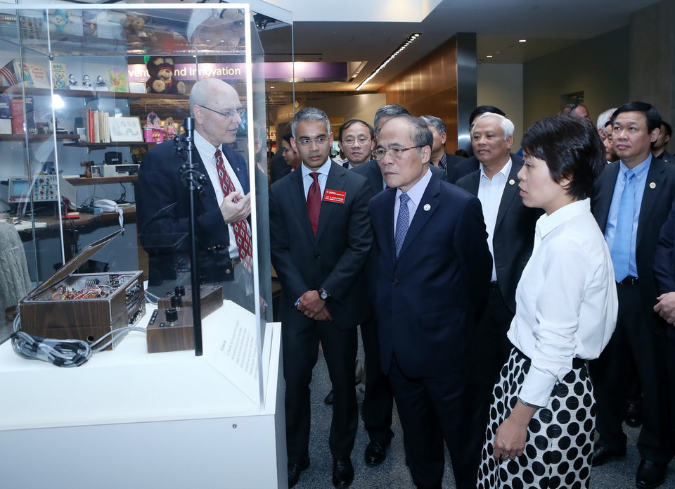 Chủ tịch Quốc hội Nguyễn Sinh Hùng tham quan Bảo tàng lịch sử Quốc gia Hoa Kỳ. (Ảnh: Nhan Sáng/TTXVN)