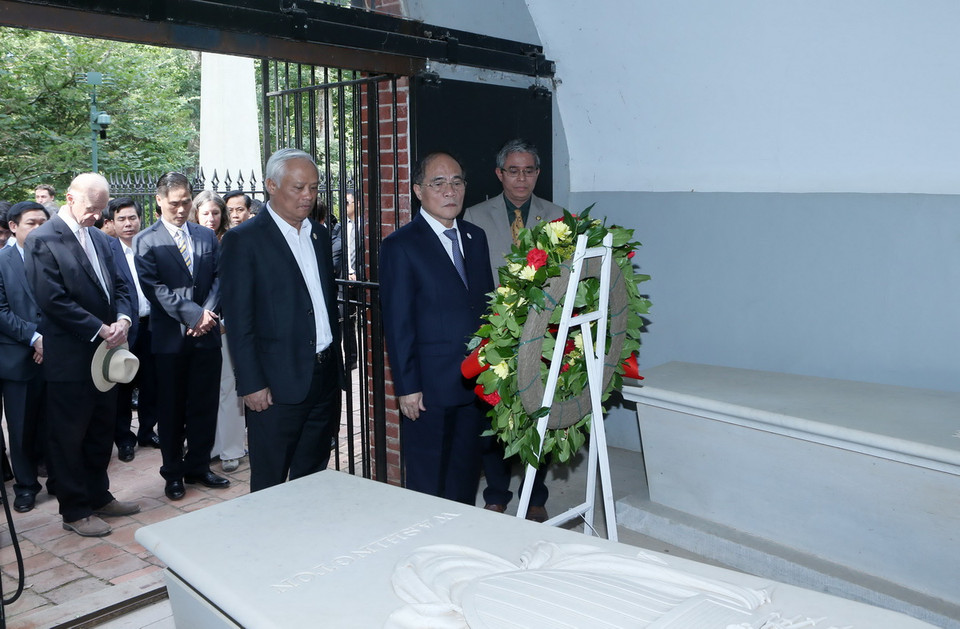 Chủ tịch Quốc hội Nguyễn Sinh Hùng đặt vòng hoa viếng cố Tổng thống Hoa Kỳ George Washington tại quê hương của ông. (Ảnh: Nhan Sáng/TTXVN)