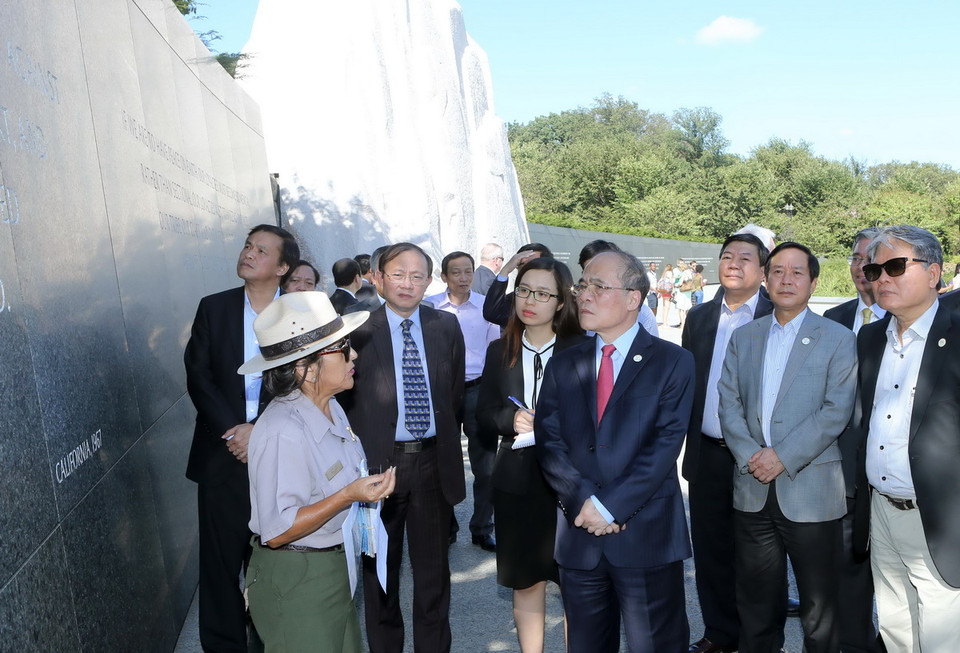  Chủ tịch Quốc hội Nguyễn Sinh Hùng thăm Đài tưởng niệm Mục sư Martin Luther King. (Ảnh: Nhan Sáng/TTXVN)