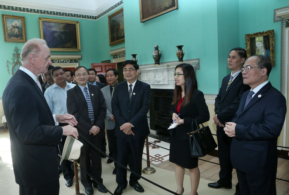 Chủ tịch Quốc hội Nguyễn Sinh Hùng tham quan quê hương của cố Tổng thống Hoa Kỳ George Washington. (Ảnh: Nhan Sáng/TTXVN)