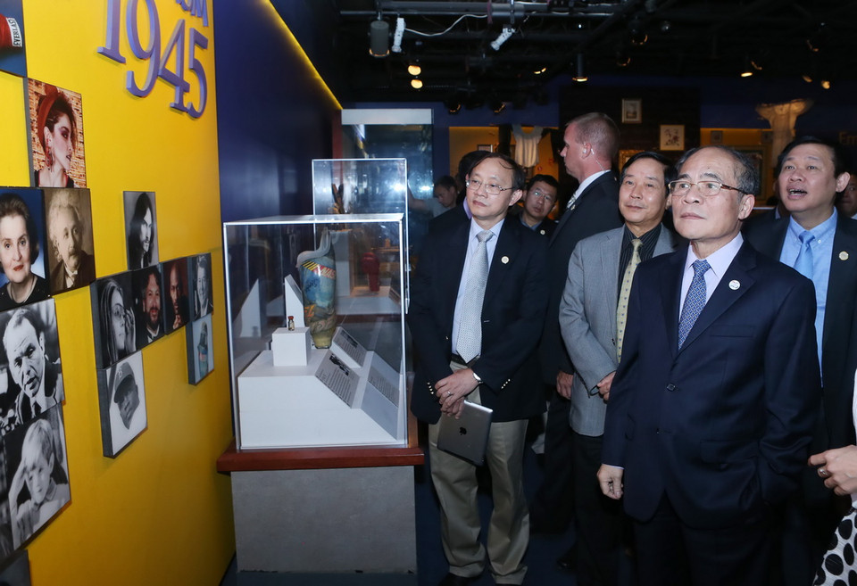 Chủ tịch Quốc hội Nguyễn Sinh Hùng tham quan Bảo tàng lịch sử Quốc gia Hoa Kỳ. (Ảnh: Nhan Sáng/TTXVN)